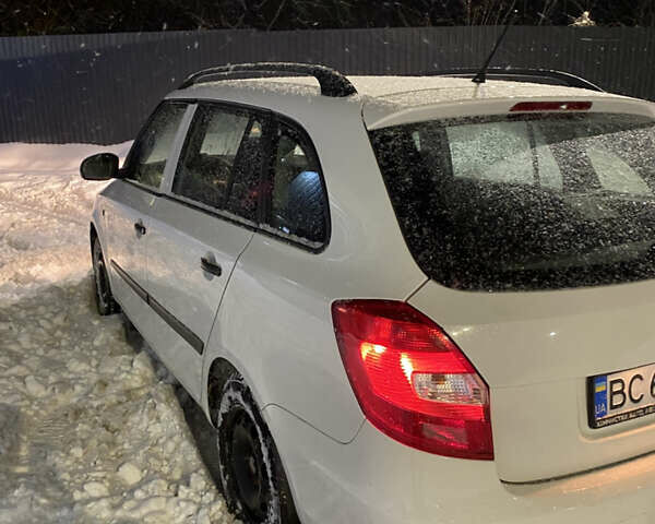 Белый Шкода Фабия, объемом двигателя 1.2 л и пробегом 230 тыс. км за 4100 $, фото 2 на Automoto.ua