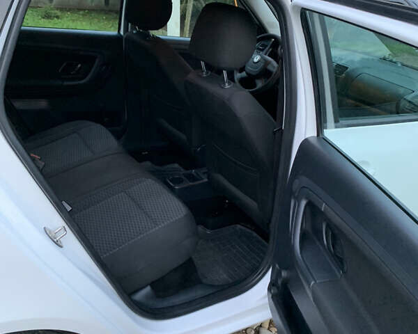 Белый Шкода Фабия, объемом двигателя 1.6 л и пробегом 350 тыс. км за 5700 $, фото 6 на Automoto.ua