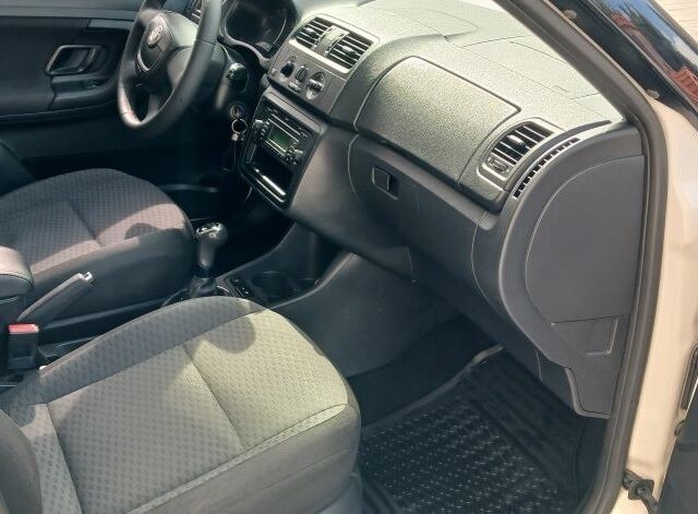 Белый Шкода Фабия, объемом двигателя 1.4 л и пробегом 220 тыс. км за 5800 $, фото 16 на Automoto.ua