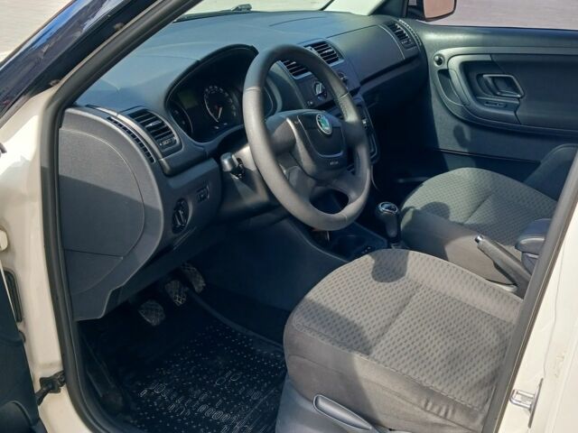 Белый Шкода Фабия, объемом двигателя 1.4 л и пробегом 220 тыс. км за 5800 $, фото 11 на Automoto.ua