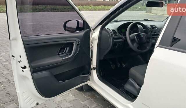 Белый Шкода Фабия, объемом двигателя 1.4 л и пробегом 220 тыс. км за 5600 $, фото 8 на Automoto.ua