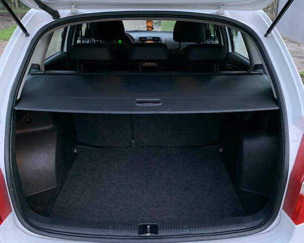 Белый Шкода Фабия, объемом двигателя 1.6 л и пробегом 350 тыс. км за 5700 $, фото 9 на Automoto.ua