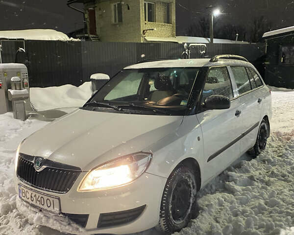Белый Шкода Фабия, объемом двигателя 1.2 л и пробегом 230 тыс. км за 4100 $, фото 1 на Automoto.ua