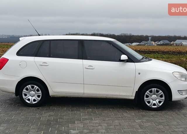 Белый Шкода Фабия, объемом двигателя 1.4 л и пробегом 220 тыс. км за 5600 $, фото 1 на Automoto.ua