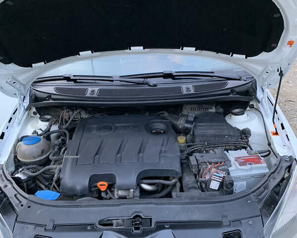 Белый Шкода Фабия, объемом двигателя 1.6 л и пробегом 350 тыс. км за 5700 $, фото 10 на Automoto.ua