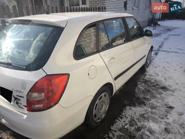 Белый Шкода Фабия, объемом двигателя 1.6 л и пробегом 275 тыс. км за 5000 $, фото 5 на Automoto.ua