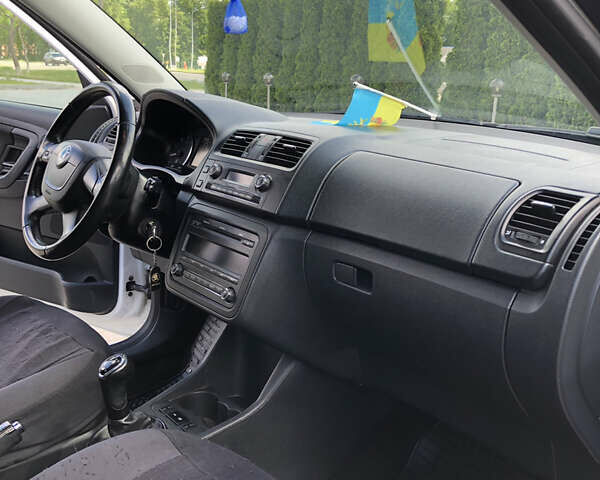 Білий Шкода Фабія, об'ємом двигуна 1.2 л та пробігом 200 тис. км за 6000 $, фото 18 на Automoto.ua