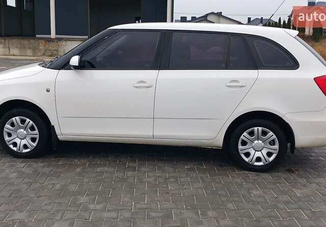 Белый Шкода Фабия, объемом двигателя 1.4 л и пробегом 220 тыс. км за 5600 $, фото 5 на Automoto.ua