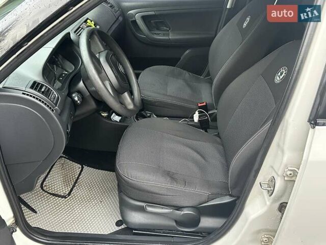 Білий Шкода Фабія, об'ємом двигуна 1.2 л та пробігом 275 тис. км за 5250 $, фото 7 на Automoto.ua