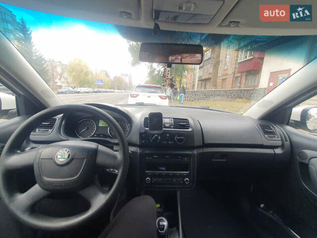 Шкода Фабия 2011 в Хмельницком на Automoto.ua Белый Шкода Фабия, объемом двигателя 1.2 л и пробегом 210 тыс. км за 5000 $, фото 5 на Automoto.ua
