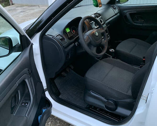 Белый Шкода Фабия, объемом двигателя 1.6 л и пробегом 350 тыс. км за 5700 $, фото 7 на Automoto.ua