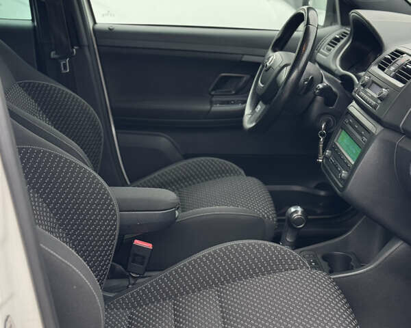 Белый Шкода Фабия, объемом двигателя 1.4 л и пробегом 188 тыс. км за 8350 $, фото 19 на Automoto.ua