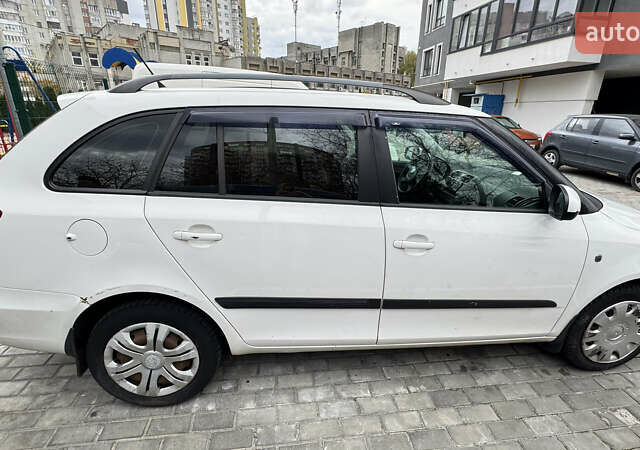 Белый Шкода Фабия, объемом двигателя 1.2 л и пробегом 195 тыс. км за 5500 $, фото 6 на Automoto.ua