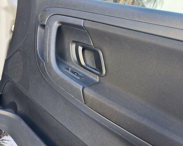 Белый Шкода Фабия, объемом двигателя 1.6 л и пробегом 300 тыс. км за 5450 $, фото 28 на Automoto.ua