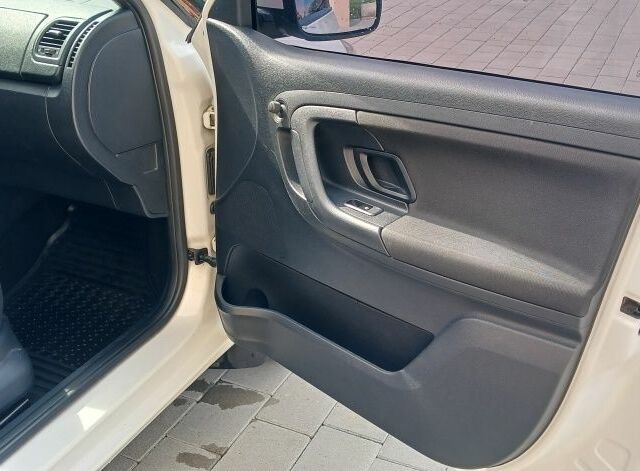 Белый Шкода Фабия, объемом двигателя 1.4 л и пробегом 220 тыс. км за 5800 $, фото 17 на Automoto.ua