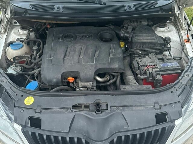 Белый Шкода Фабия, объемом двигателя 1.6 л и пробегом 250 тыс. км за 6000 $, фото 6 на Automoto.ua