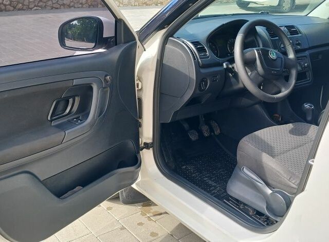 Белый Шкода Фабия, объемом двигателя 1.4 л и пробегом 220 тыс. км за 5800 $, фото 10 на Automoto.ua