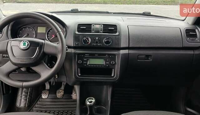 Белый Шкода Фабия, объемом двигателя 1.4 л и пробегом 220 тыс. км за 5600 $, фото 14 на Automoto.ua