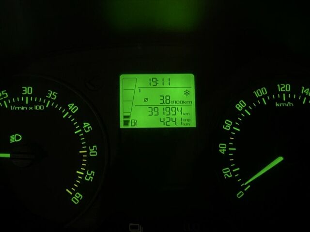 Білий Шкода Фабія, об'ємом двигуна 1.6 л та пробігом 3 тис. км за 2999 $, фото 23 на Automoto.ua