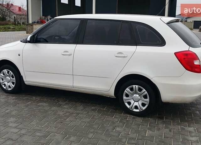 Белый Шкода Фабия, объемом двигателя 1.4 л и пробегом 220 тыс. км за 5600 $, фото 4 на Automoto.ua