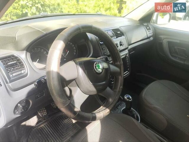 Белый Шкода Фабия, объемом двигателя 1.6 л и пробегом 226 тыс. км за 5700 $, фото 3 на Automoto.ua