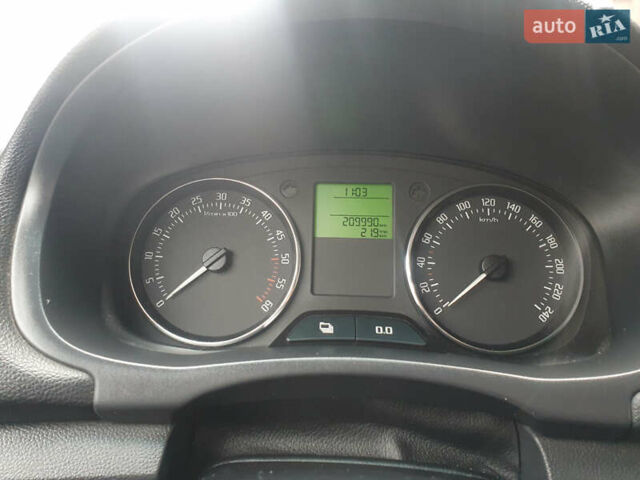 Шкода Фабия 2011 в Хмельницком на Automoto.ua Белый Шкода Фабия, объемом двигателя 1.2 л и пробегом 210 тыс. км за 5000 $, фото 6 на Automoto.ua