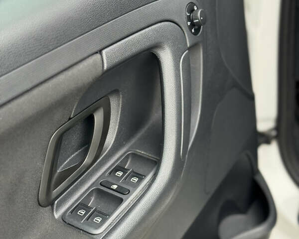 Белый Шкода Фабия, объемом двигателя 1.4 л и пробегом 188 тыс. км за 8350 $, фото 10 на Automoto.ua