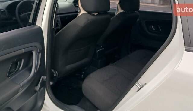 Белый Шкода Фабия, объемом двигателя 1.4 л и пробегом 220 тыс. км за 5600 $, фото 11 на Automoto.ua