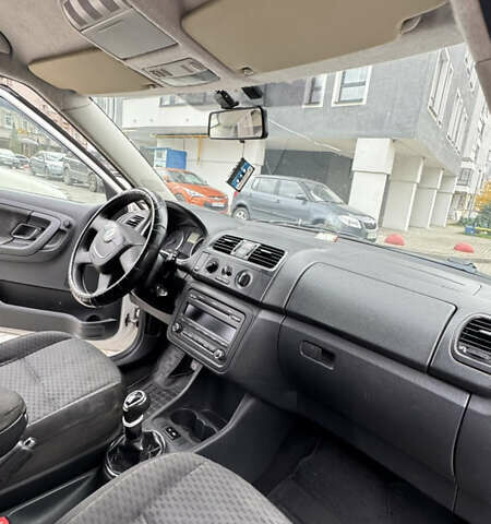 Белый Шкода Фабия, объемом двигателя 1.2 л и пробегом 195 тыс. км за 5500 $, фото 7 на Automoto.ua