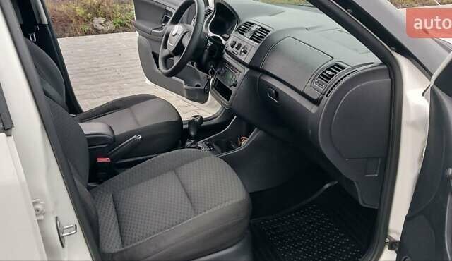 Белый Шкода Фабия, объемом двигателя 1.4 л и пробегом 220 тыс. км за 5600 $, фото 16 на Automoto.ua