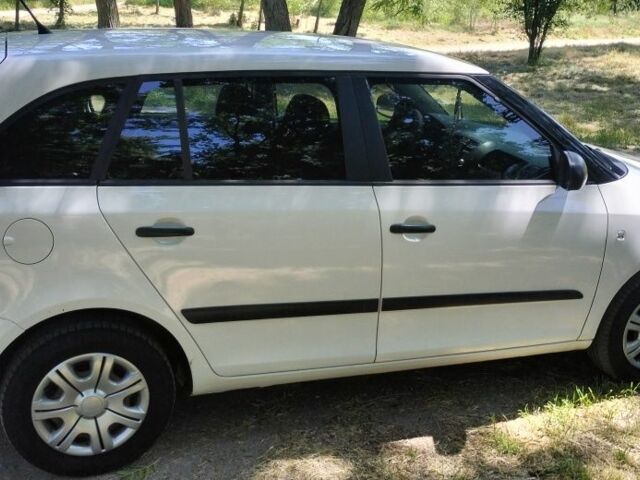 Белый Шкода Фабия, объемом двигателя 1.6 л и пробегом 244 тыс. км за 5450 $, фото 5 на Automoto.ua