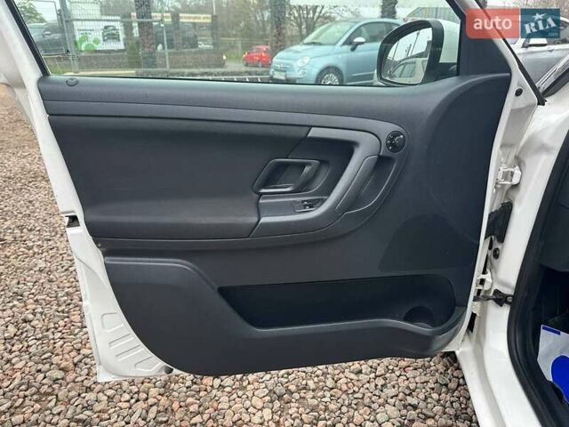 Белый Шкода Фабия, объемом двигателя 1.2 л и пробегом 157 тыс. км за 5500 $, фото 13 на Automoto.ua