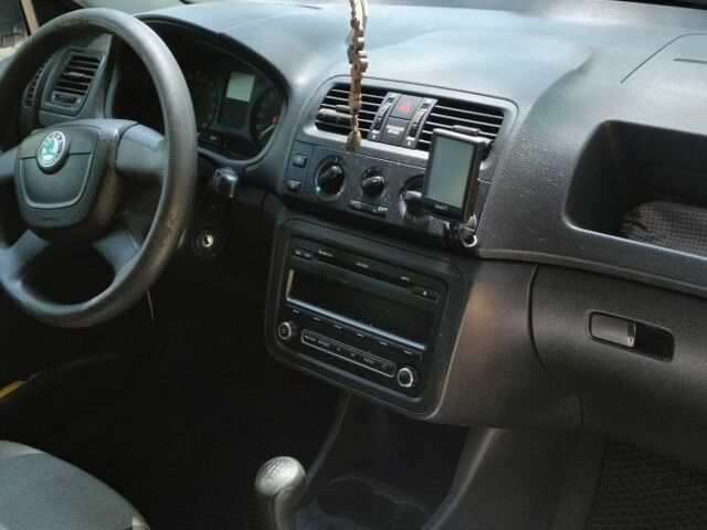 Белый Шкода Фабия, объемом двигателя 1.6 л и пробегом 244 тыс. км за 5450 $, фото 8 на Automoto.ua