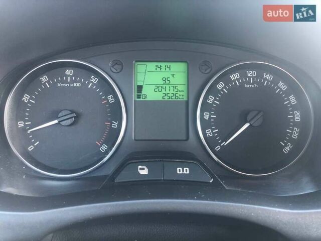 Белый Шкода Фабия, объемом двигателя 1.39 л и пробегом 204 тыс. км за 5500 $, фото 6 на Automoto.ua
