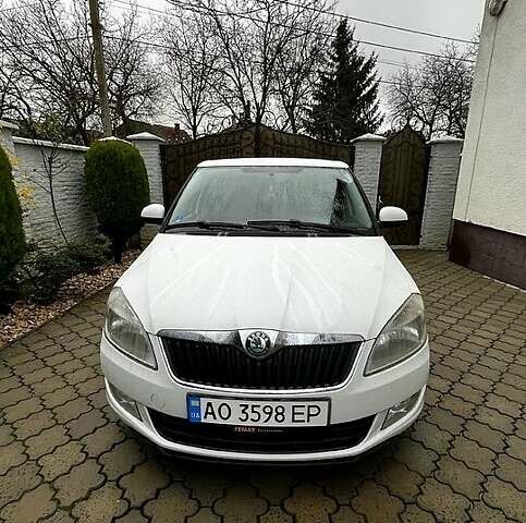 Белый Шкода Фабия, объемом двигателя 1.6 л и пробегом 175 тыс. км за 5800 $, фото 4 на Automoto.ua