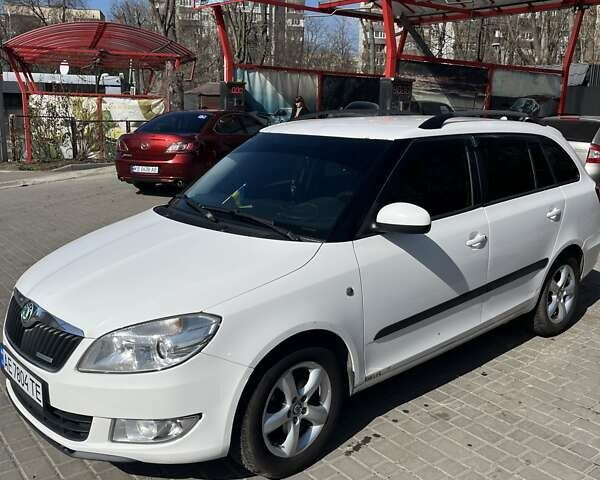 Белый Шкода Фабия, объемом двигателя 1.2 л и пробегом 214 тыс. км за 3800 $, фото 2 на Automoto.ua