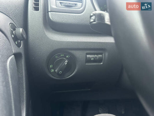 Белый Шкода Фабия, объемом двигателя 1.2 л и пробегом 180 тыс. км за 5500 $, фото 36 на Automoto.ua