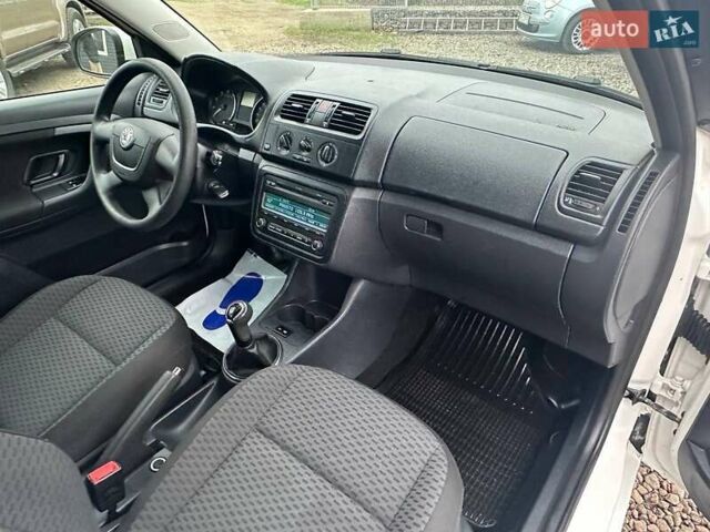 Белый Шкода Фабия, объемом двигателя 1.2 л и пробегом 157 тыс. км за 5500 $, фото 25 на Automoto.ua