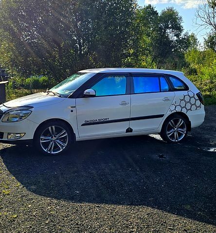 Білий Шкода Фабія, об'ємом двигуна 1.6 л та пробігом 227 тис. км за 7500 $, фото 8 на Automoto.ua