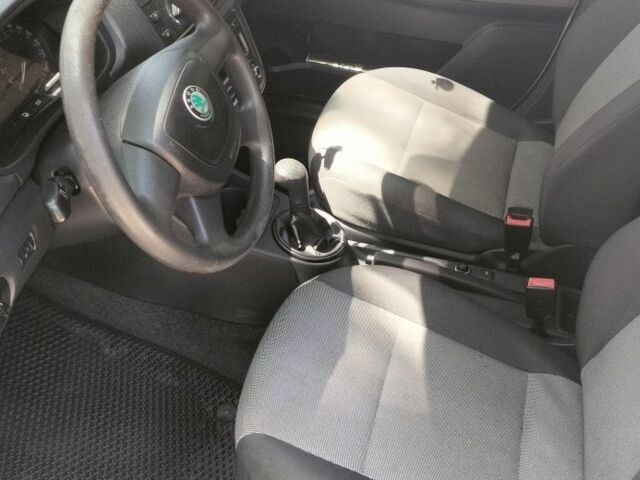 Белый Шкода Фабия, объемом двигателя 1.6 л и пробегом 244 тыс. км за 5450 $, фото 6 на Automoto.ua