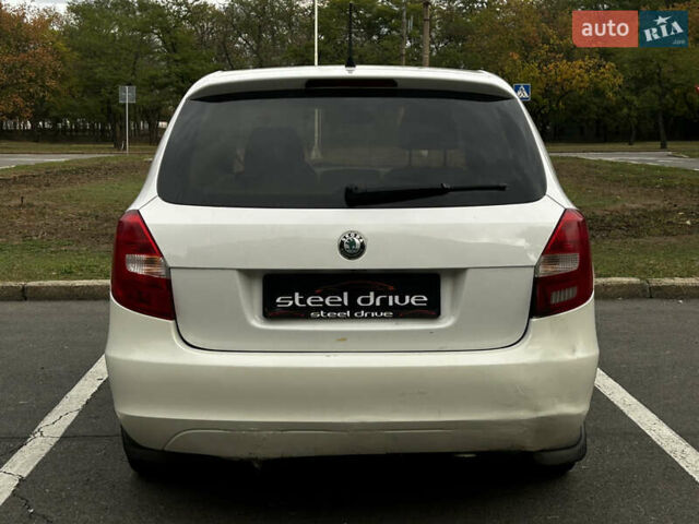 Белый Шкода Фабия, объемом двигателя 1.4 л и пробегом 246 тыс. км за 4500 $, фото 3 на Automoto.ua