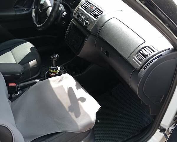 Шкода Фабія 2012 у Києві на Automoto.ua Білий Шкода Фабія, об'ємом двигуна 1.39 л та пробігом 220 тис. км за 5900 $, фото 5 на Automoto.ua