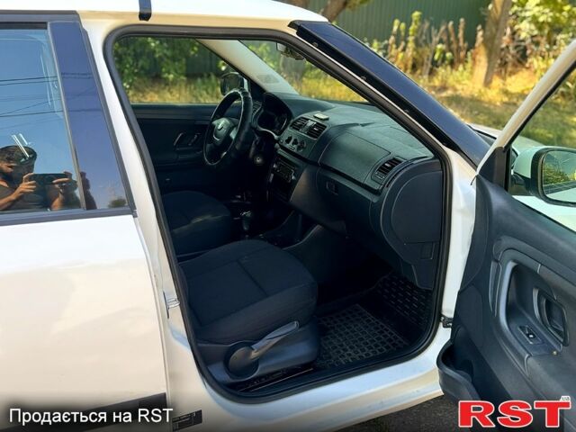 Белый Шкода Фабия, объемом двигателя 1.4 л и пробегом 147 тыс. км за 4700 $, фото 6 на Automoto.ua