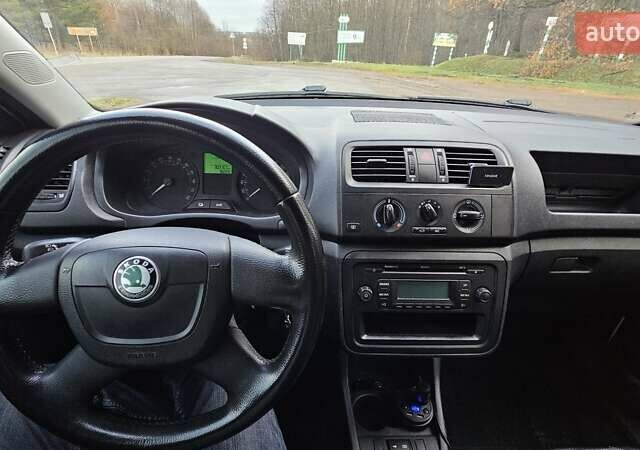 Белый Шкода Фабия, объемом двигателя 1.6 л и пробегом 303 тыс. км за 5600 $, фото 1 на Automoto.ua