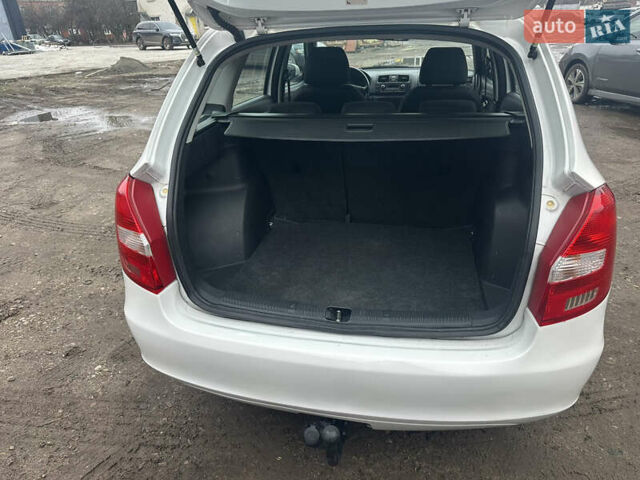 Белый Шкода Фабия, объемом двигателя 1.2 л и пробегом 180 тыс. км за 5500 $, фото 39 на Automoto.ua