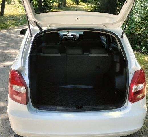 Белый Шкода Фабия, объемом двигателя 1.6 л и пробегом 244 тыс. км за 5450 $, фото 4 на Automoto.ua