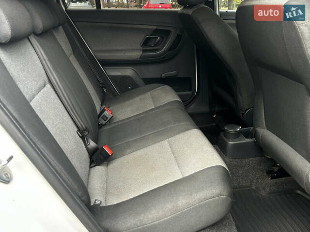 Белый Шкода Фабия, объемом двигателя 1.4 л и пробегом 246 тыс. км за 4500 $, фото 9 на Automoto.ua