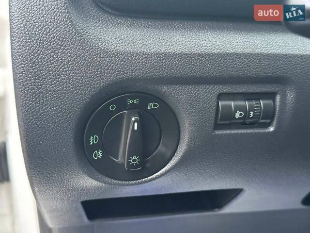 Белый Шкода Фабия, объемом двигателя 1.2 л и пробегом 157 тыс. км за 5500 $, фото 14 на Automoto.ua