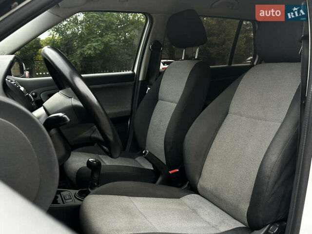 Белый Шкода Фабия, объемом двигателя 1.4 л и пробегом 246 тыс. км за 4500 $, фото 7 на Automoto.ua