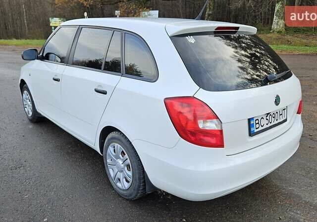 Белый Шкода Фабия, объемом двигателя 1.6 л и пробегом 303 тыс. км за 5600 $, фото 5 на Automoto.ua